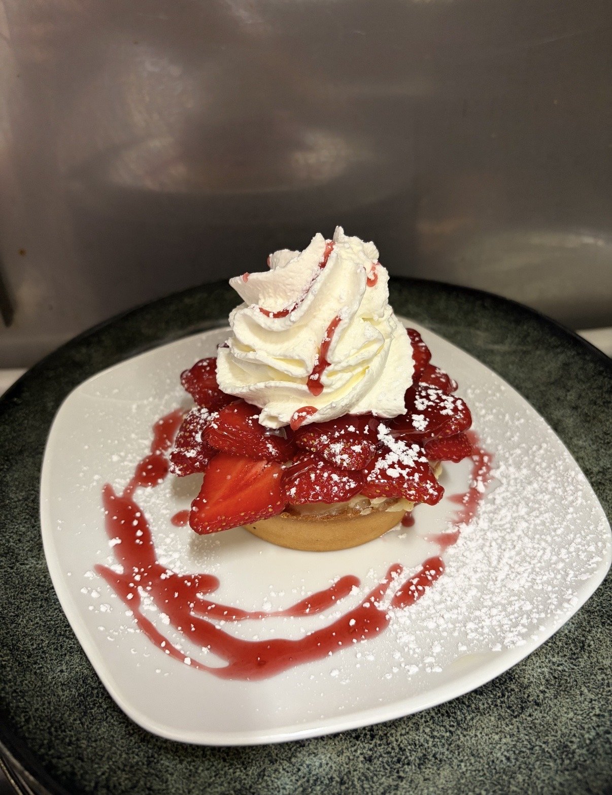 Dessert aux fraises, coulis et chantilly