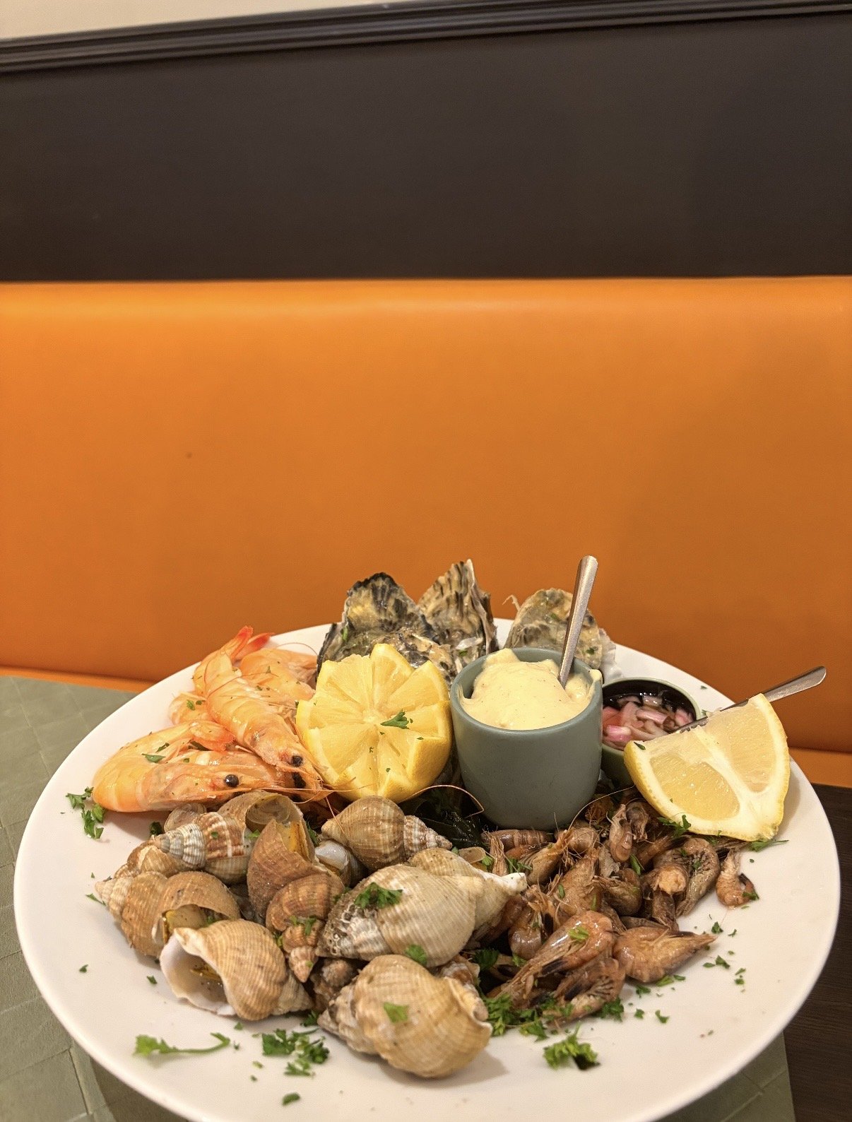 Plateau de fruits de mer avec huîtres, crevettes et bulots