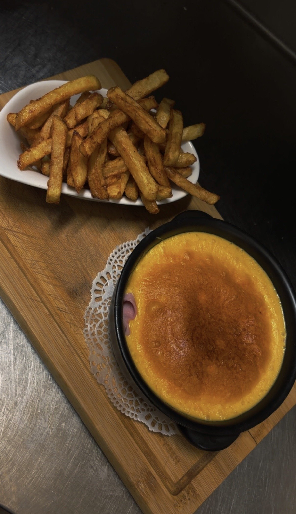 Cocotte gratinée accompagnée de frites maison