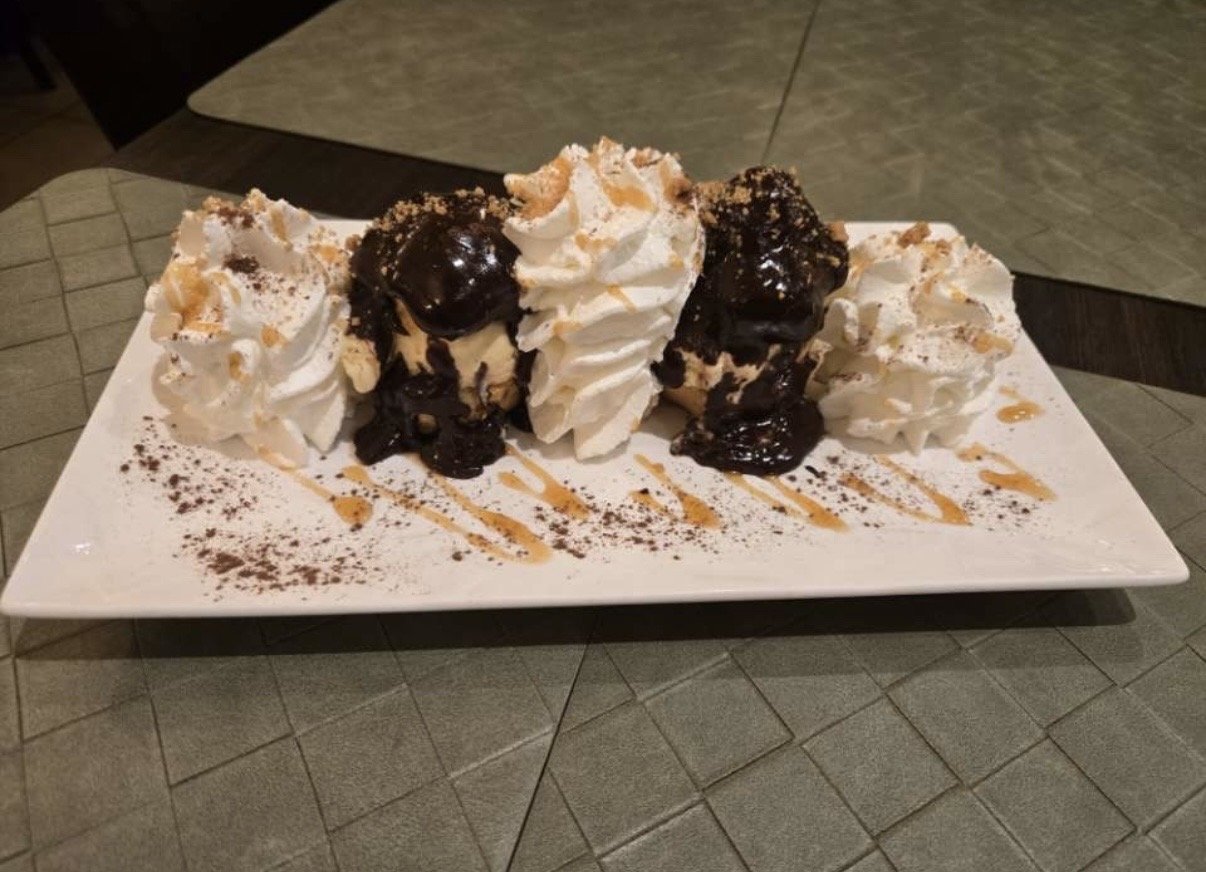 Profiteroles au chocolat avec chantilly
