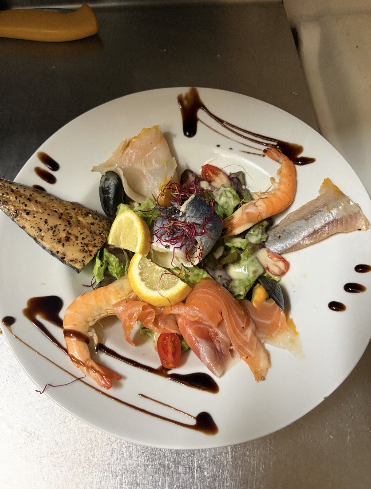 Assiette composée de saumon, poisson fumé et crevettes